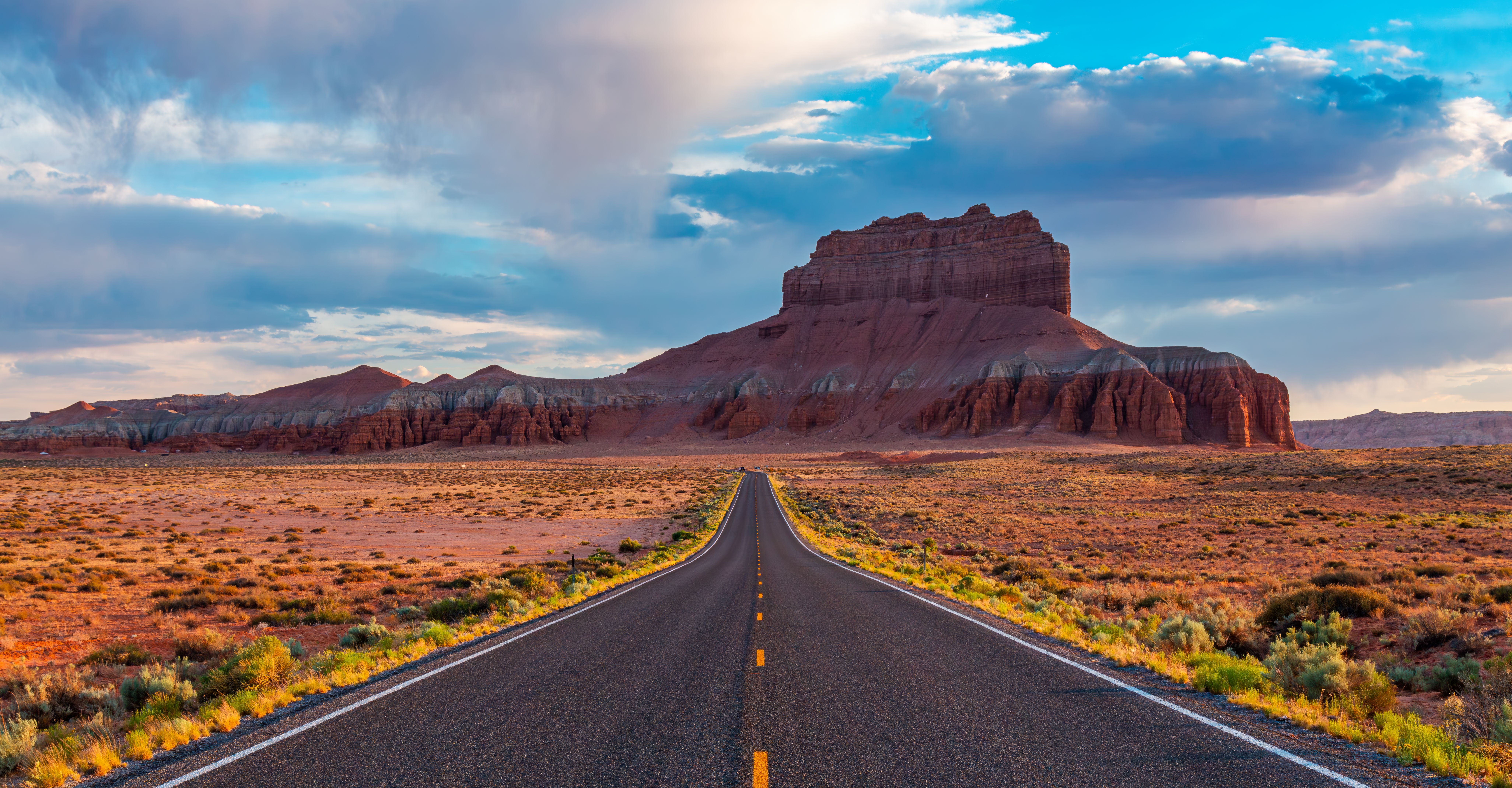 scenic-highway-leading-to-dramatic-utah-mountain
